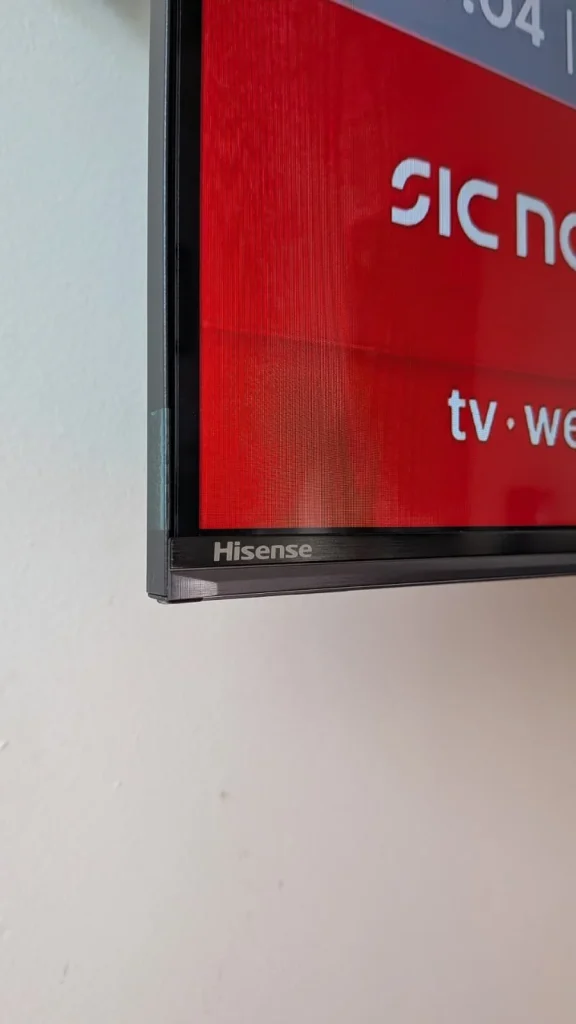 Televisão Hisense ligada, mostrando canal SIC Notícias