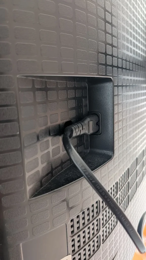 Cabo de alimentação ligado na televisão