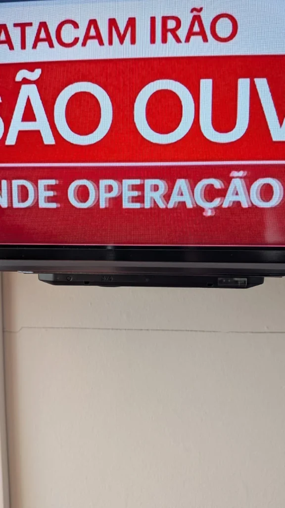 Notícias na TV: "Atacam Irão, São Ouvidos".