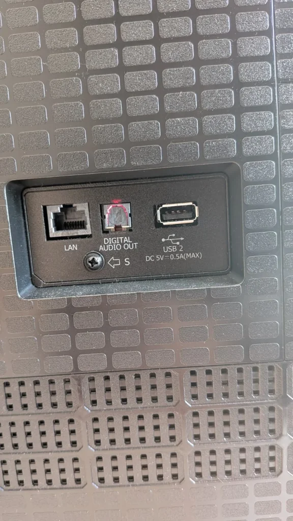 Conectores traseiros: LAN, áudio digital, USB.