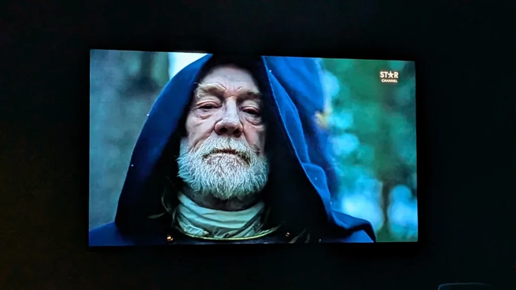 Velho de barba num ecrã da Star Channel.