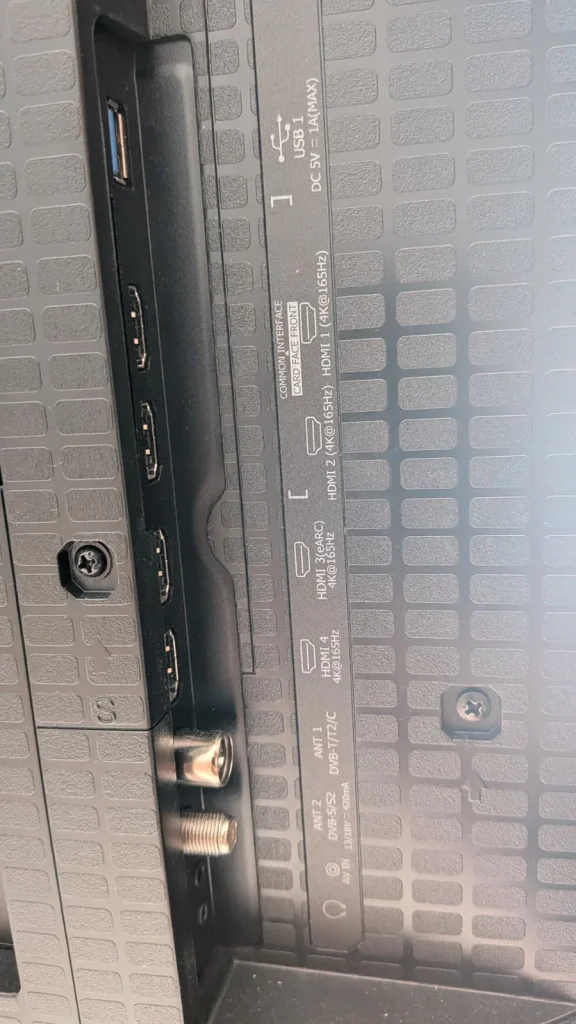 Ligações traseiras da TV (HDMI, USB, antena).