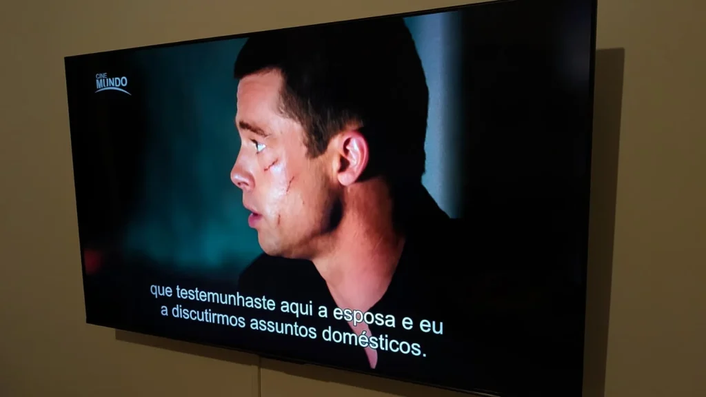 TV mostrando filme no Cine Mundo, com legendas.