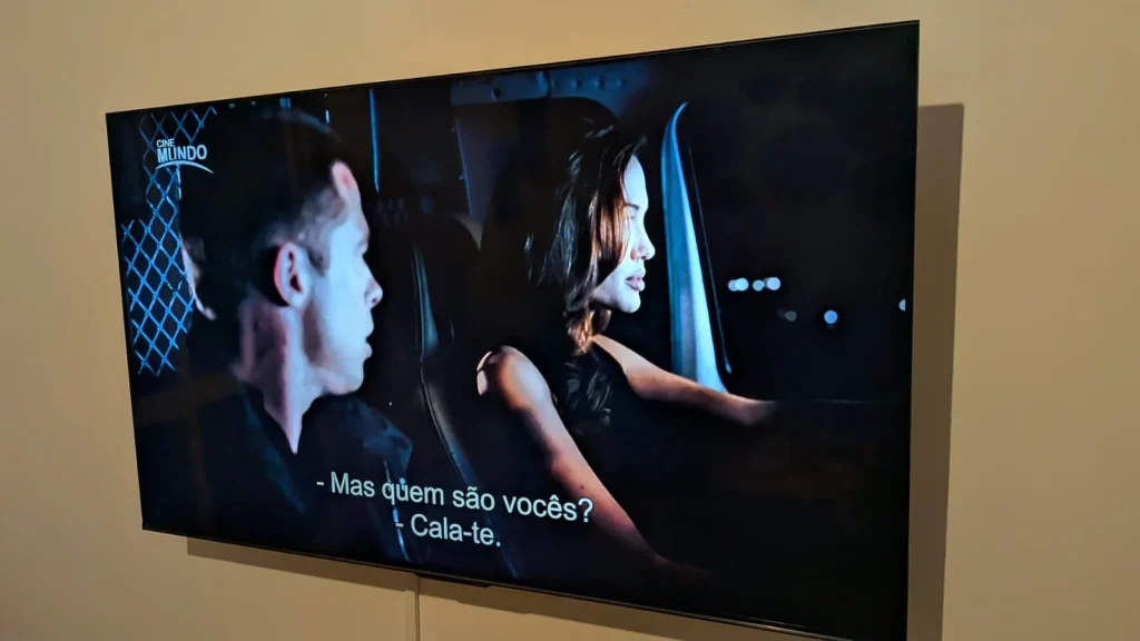Televisão a exibir filme no Cine Mundo.