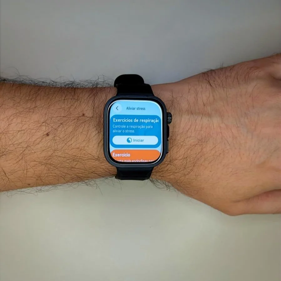 Smartwatch num pulso com aplicação de exercícios de respiração.