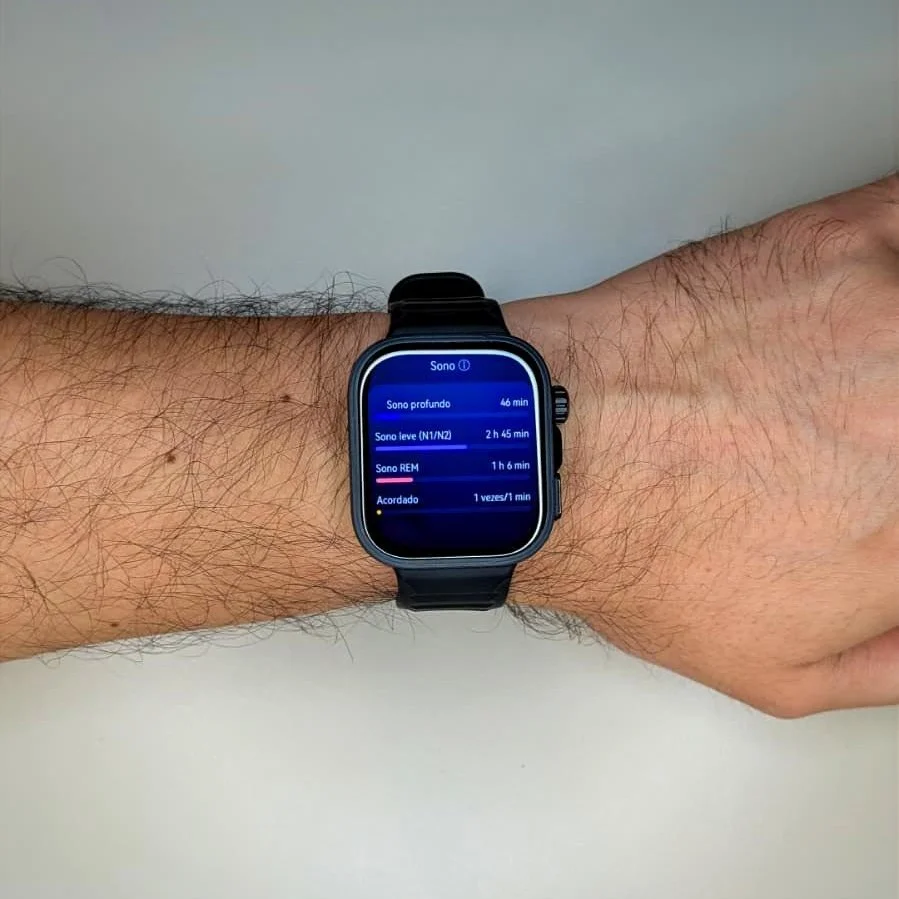 Smartwatch no pulso com dados de monitorização do sono.