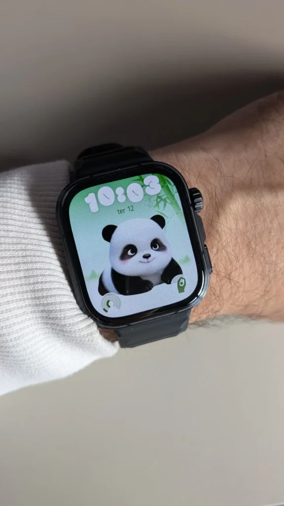 Smartwatch no pulso com um mostrador de panda fofo.