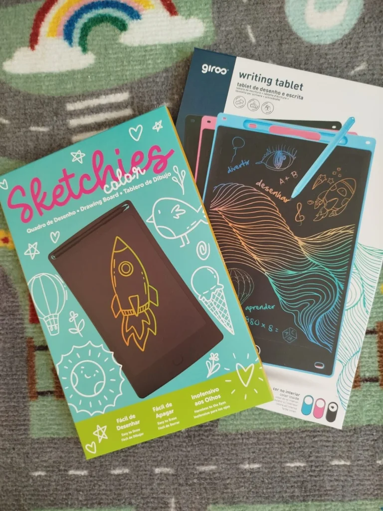 Duas caixas de tablets de desenho coloridos para crianças.