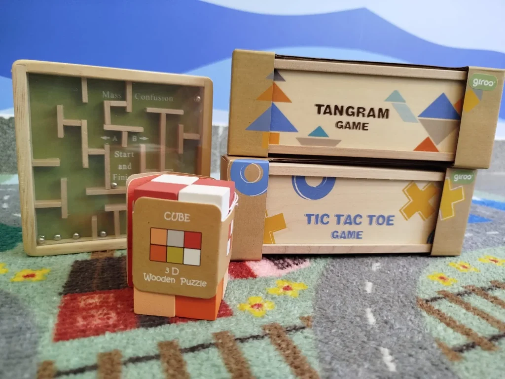 Jogos de madeira educativos, incluindo labirinto, tangram e puzzle 3D.