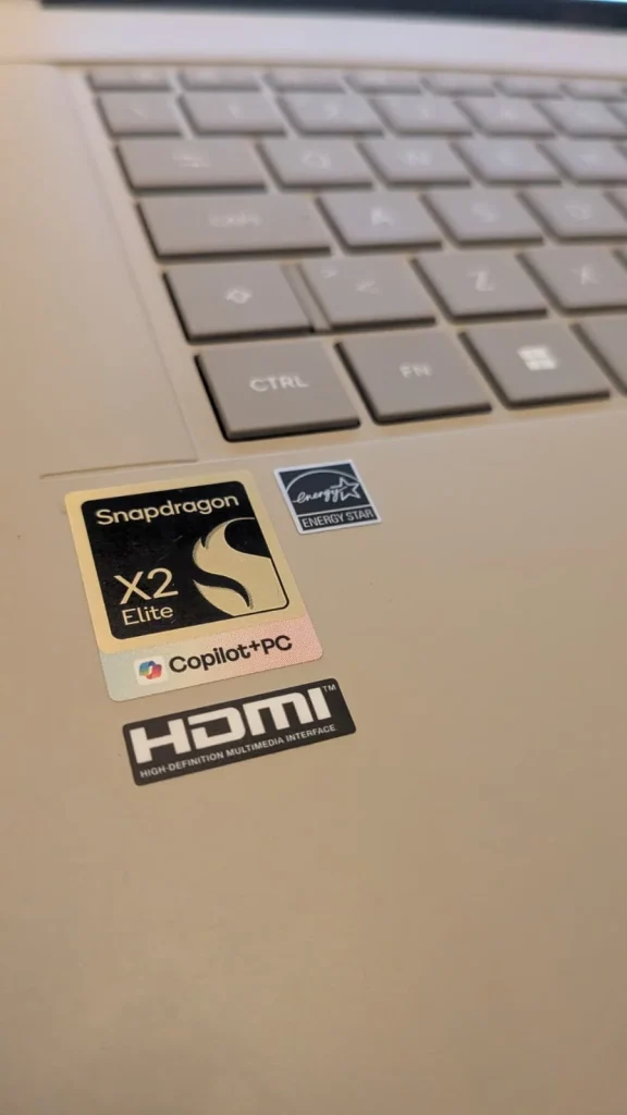 Autocolantes do processador Snapdragon X Elite e Copilot+ num portátil.