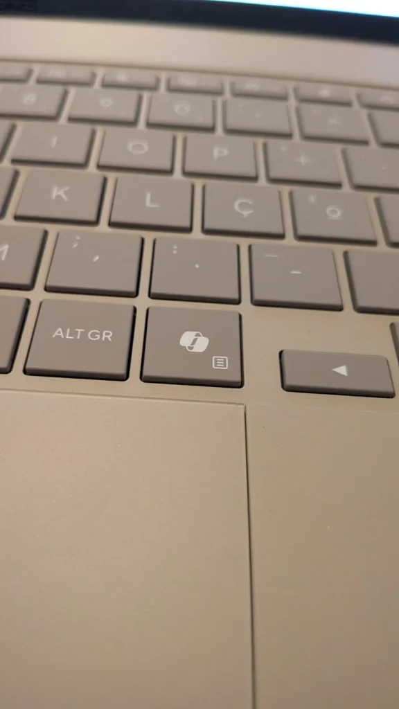 Vista aproximada de um teclado de portátil com tecla Ç.