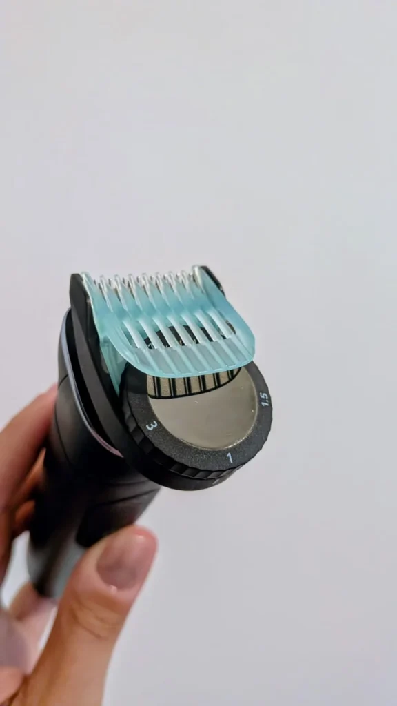 Aparador de barba preto com pente ajustável azul translúcido.