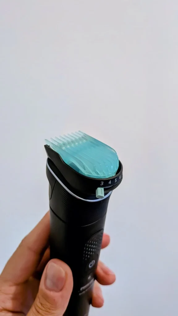 Aparador de barba preto com pente guia azul claro.