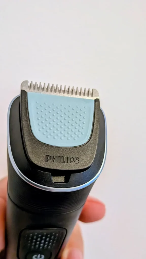 Close-up da cabeça de uma máquina de aparar Philips.