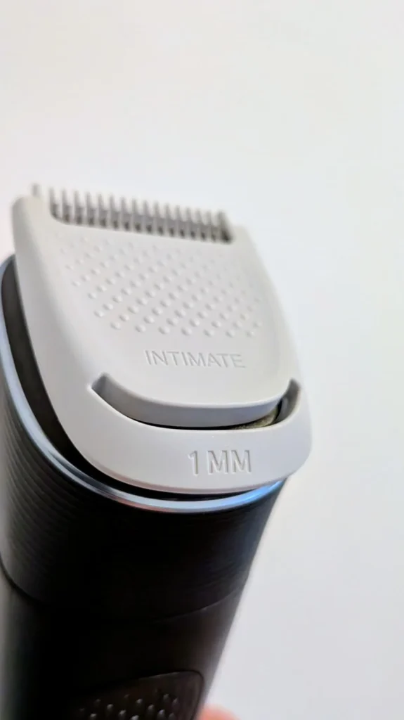 Cabeça de aparador com pente guia de 1mm para zonas íntimas.