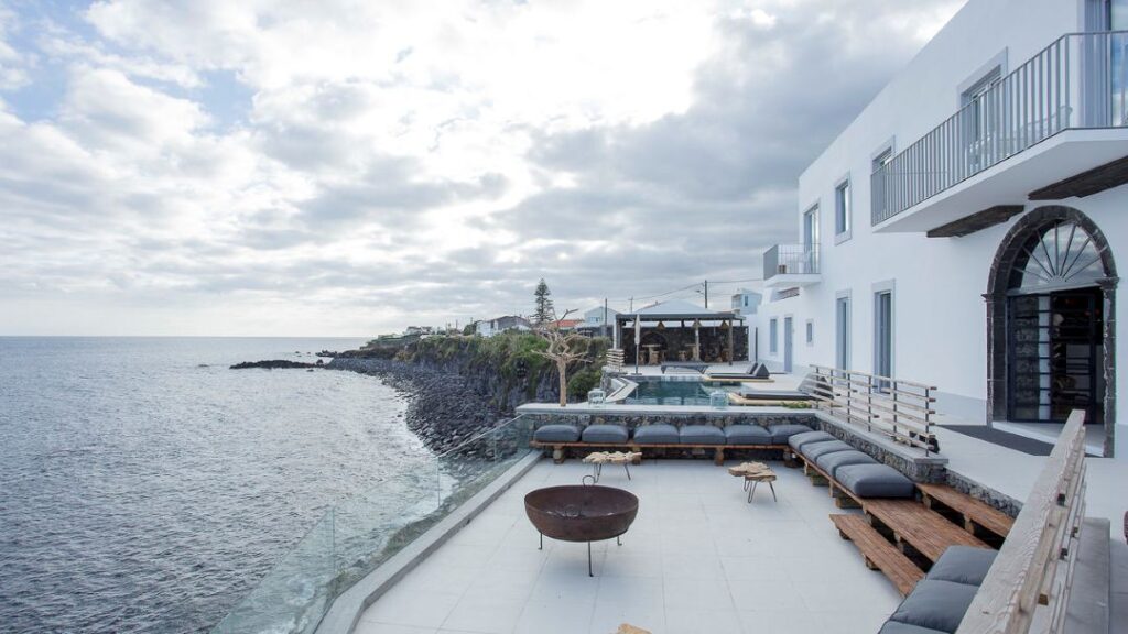 Vista costeira com edifício moderno e oceano