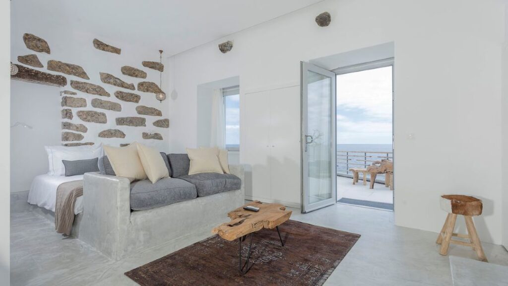 Sala moderna com vista para o mar.