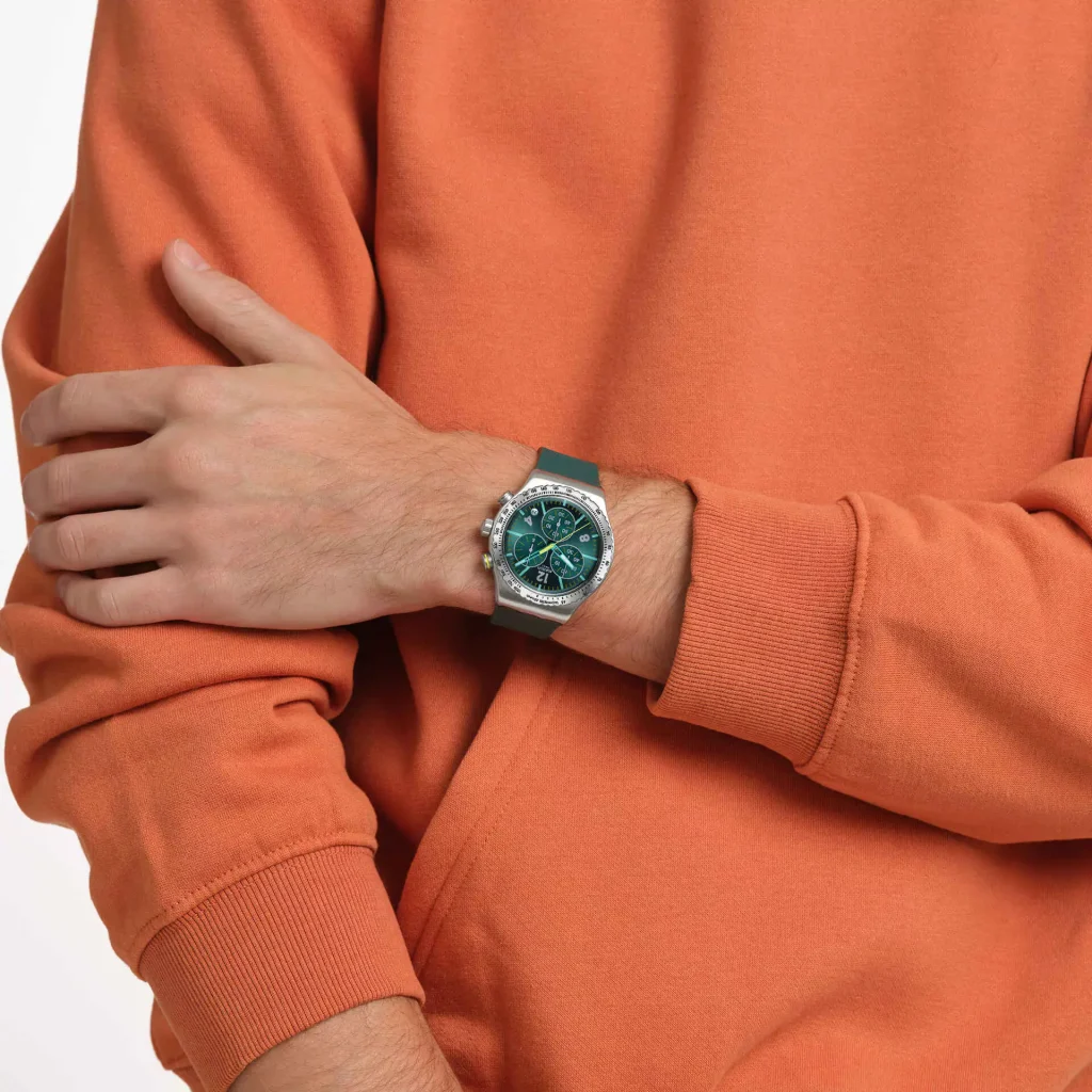 Homem com relógio e camisola laranja